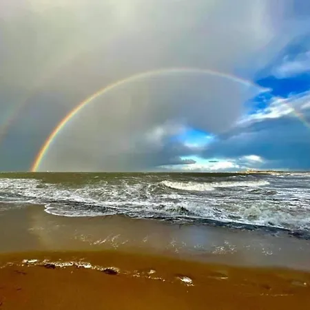 Snug In Close To Sea Daire Wenduine